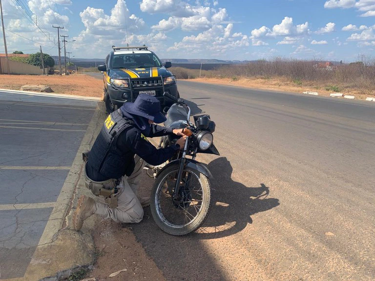 PRF apreende veículos em Teresina, São Raimundo Nonato e Corrente