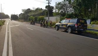 Ciclista é ferida após ser atropelada por automóvel.