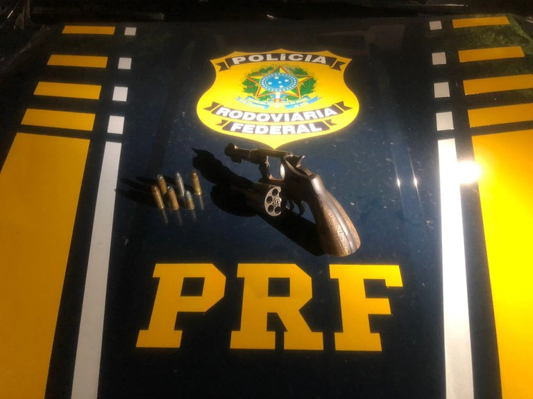 Revólver e munições apreendidos pela PRF em Floriano.
