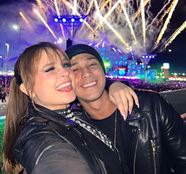 Larissa Manoela e namorado.