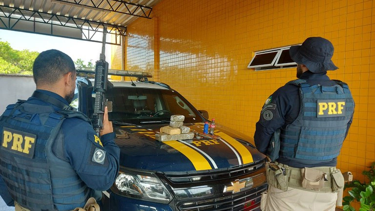 PRF apreende maconha avaliada em R$ 4 mil durante fiscalização.
