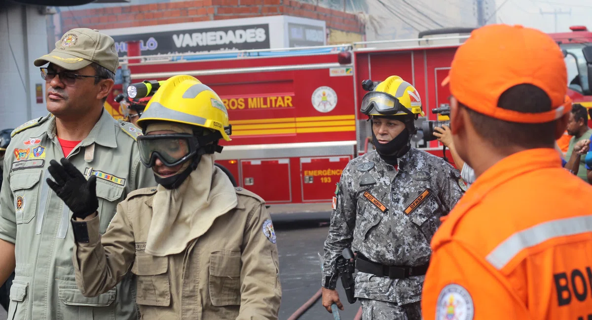 Incêndio em grande proporção atinge duas lojas em Teresina