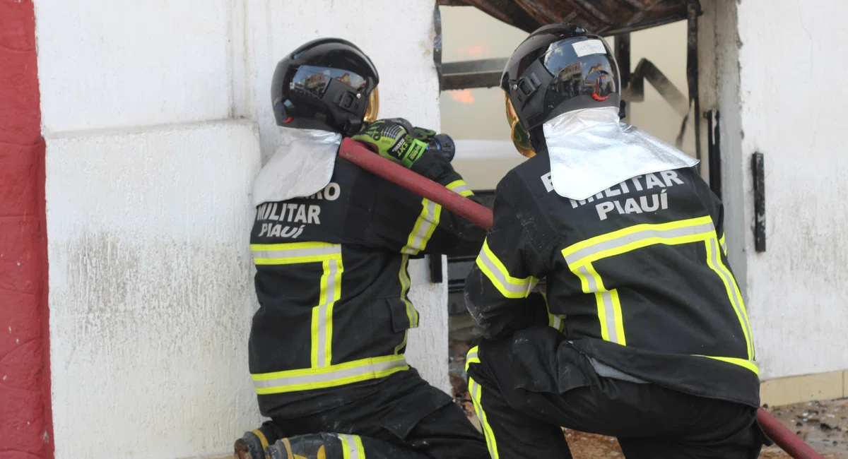 Incêndio em grande proporção atinge duas lojas em Teresina