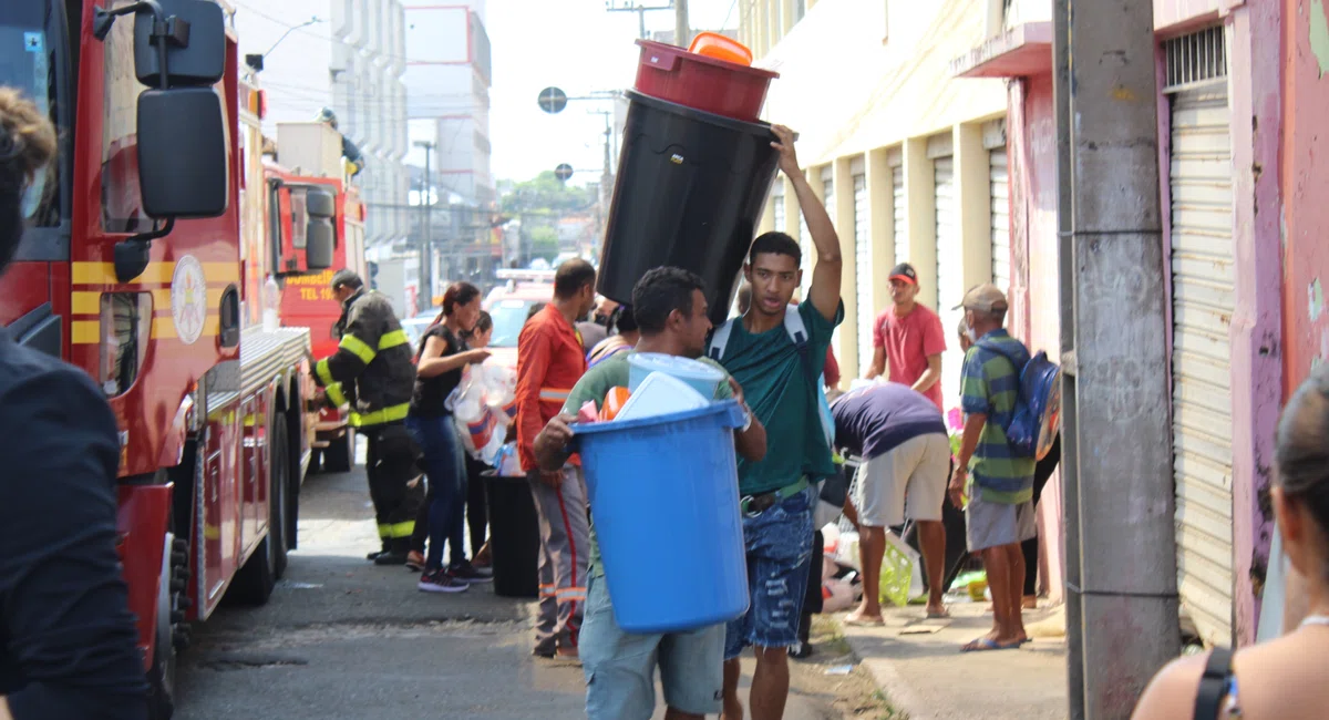 Incêndio em grande proporção atinge duas lojas em Teresina