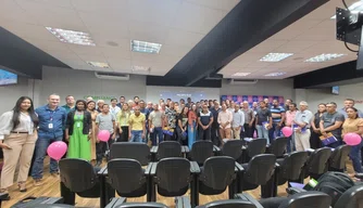 Equipe de treinamento para implementação de nova plataforma digital.