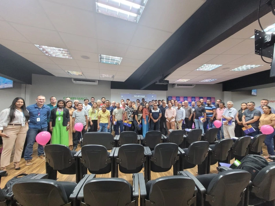 Equipe de treinamento para implementação de nova plataforma digital.