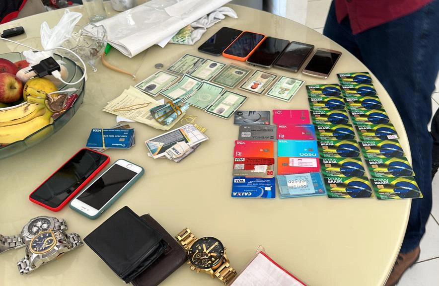 Polícia Civil fecha fábrica de documentos falsos na zona Leste de Teresina.