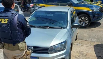 Carro fruto de estelionato apreendido em Floriano.