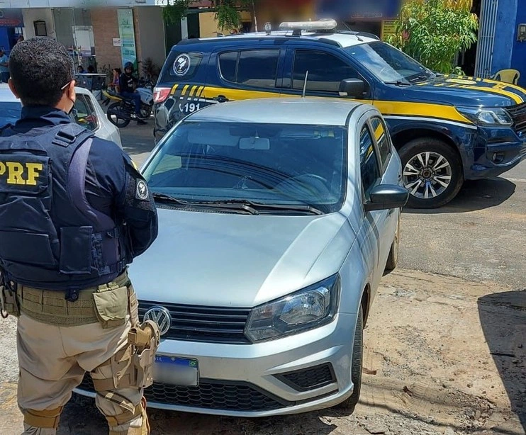 Carro fruto de estelionato apreendido em Floriano.