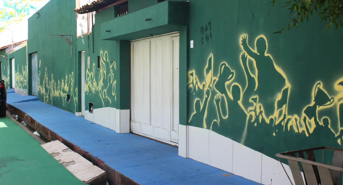 Moradores decoram ruas de Teresina em comemoração para a Copa