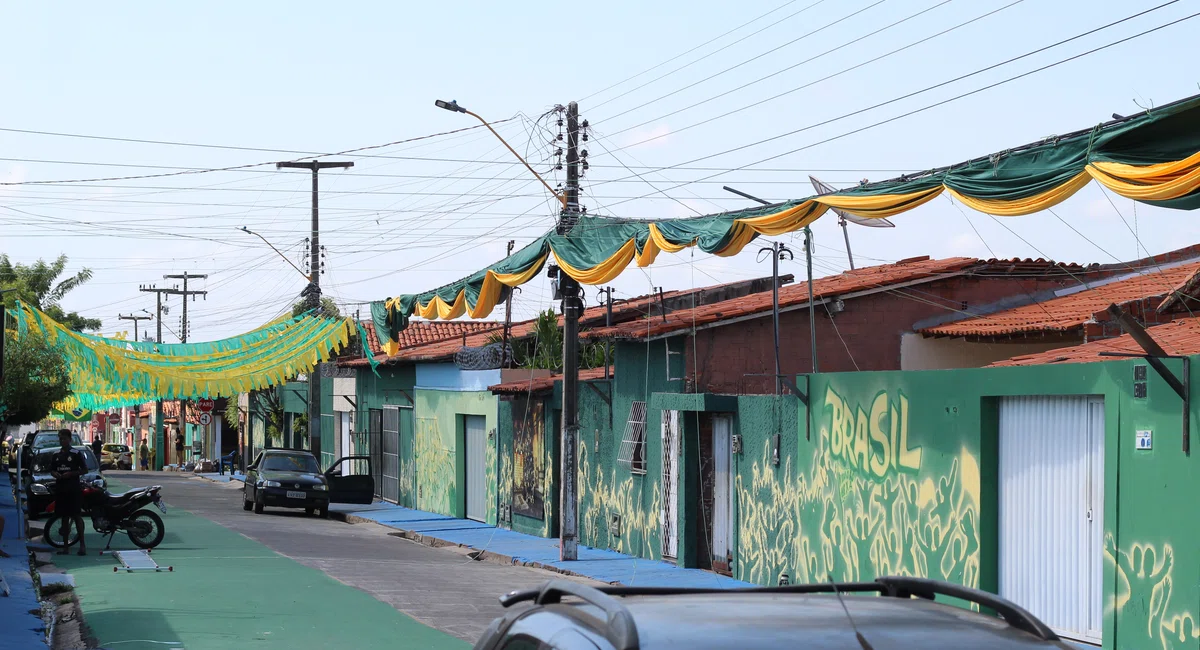 Moradores decoram ruas de Teresina em comemoração para a Copa