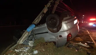 Homem colide com poste após desviar de animal na BR-343 em Parnaíba