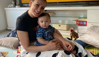 Andressa Urach reencontra o filho Leon