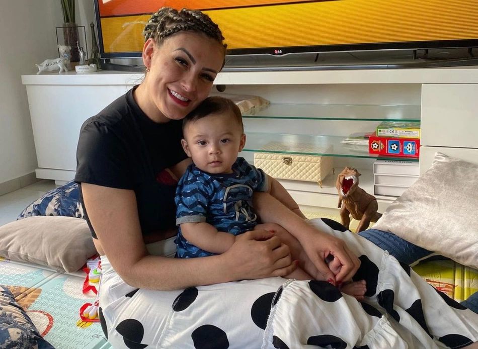 Andressa Urach reencontra o filho Leon