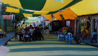Torcida na Rua da Copa no bairro Dirceu.