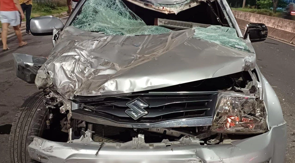 Acidente entre três carros deixa homem ferido na capital.