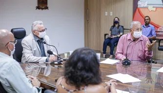 Dr. Pessoa em reunião com representantes da UFPI.
