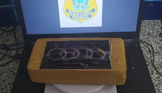 Cocaína e equipamentos apreendidos pela PRF em Floriano.