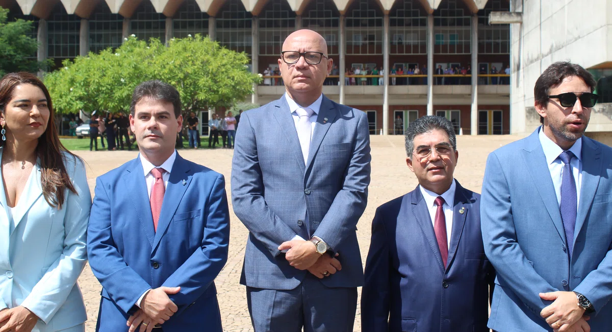 Revista do presidente da Alepi, deputado Franzé Silva.