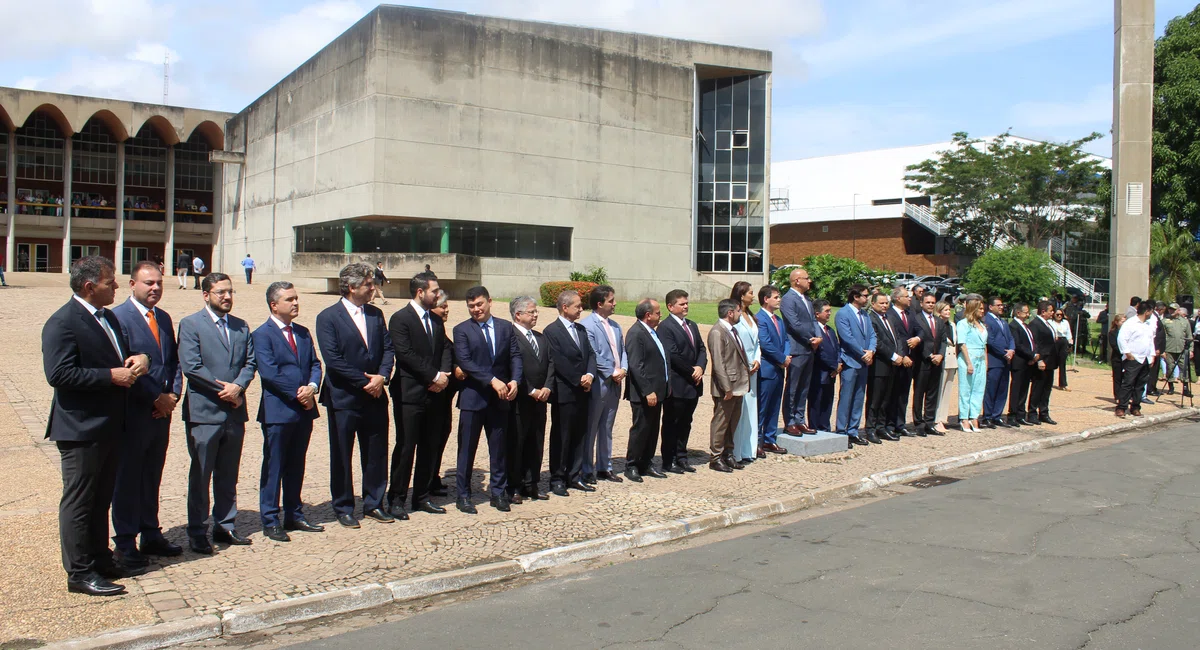 Revista do presidente da Alepi, deputado Franzé Silva.