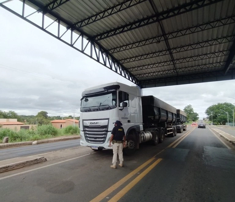 PRF apreende 62 toneladas de calcário ilegal na cidade de Floriano