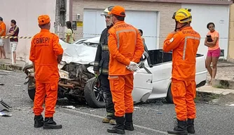 Homem colide carro contra ônibus e morre no bairro Novo Milênio.