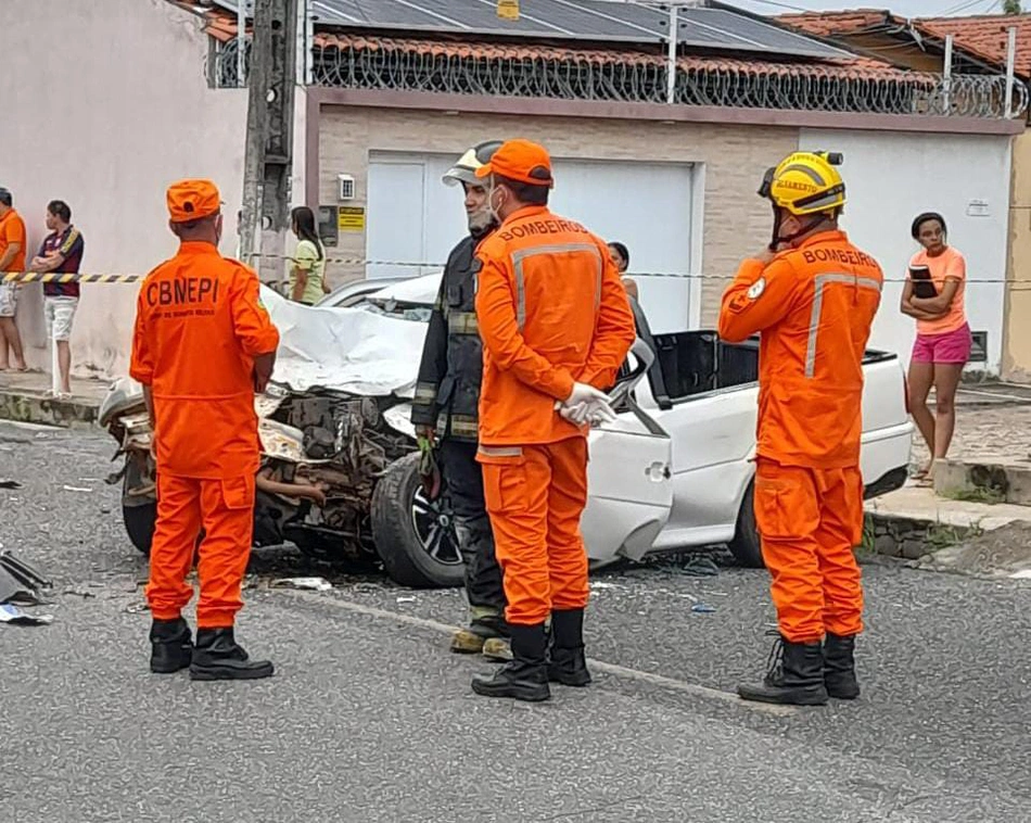 Homem colide carro contra ônibus e morre no bairro Novo Milênio.