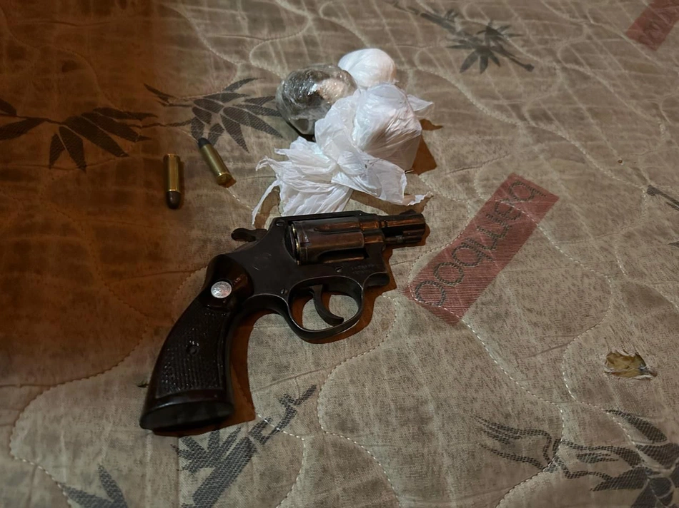 Arma apreendida pela polícia com um dos suspeitos