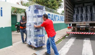Seduc adquire 25 mil conjuntos de mesas e cadeiras para escolas no Piauí