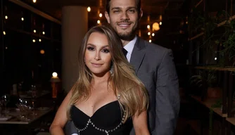 Carla Diaz e seu noivo, Felipe Becari.