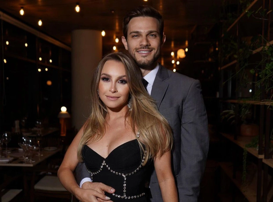 Carla Diaz e seu noivo, Felipe Becari.