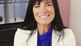 Cantora Fernanda Brum.