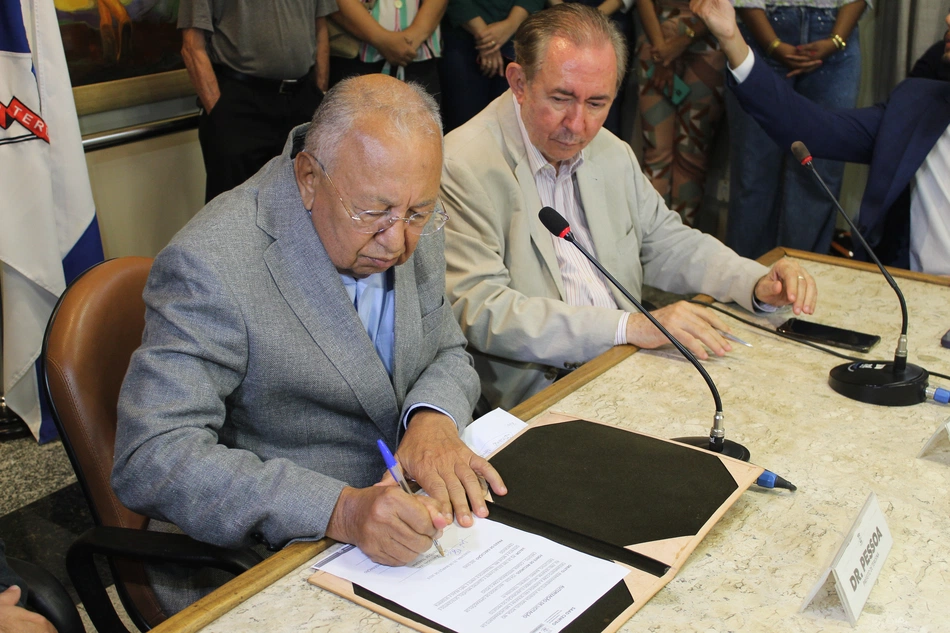 Dr. Pessoa assina autorização de licitação para rebaixamento da Avenida Miguel Rosa