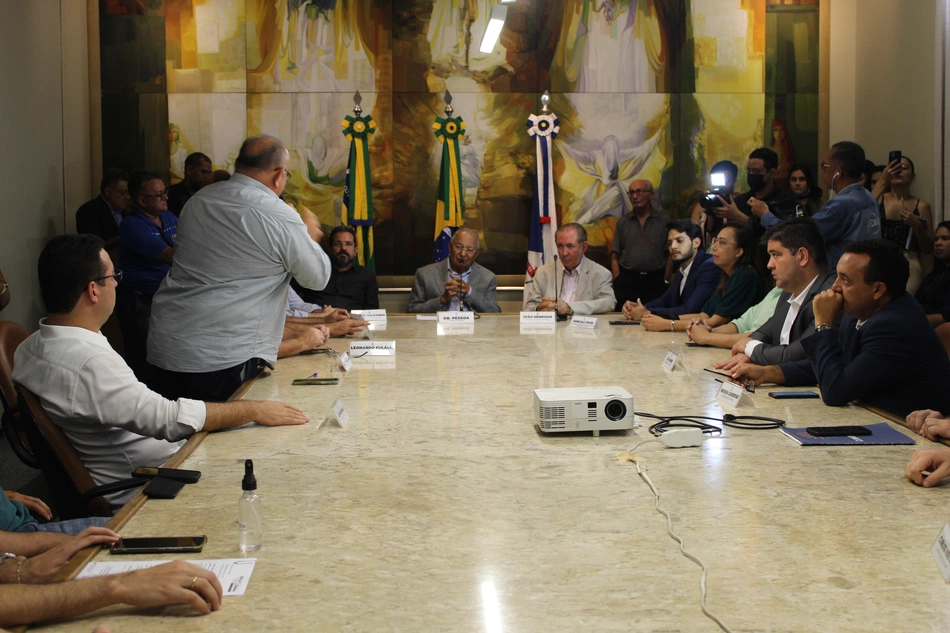 Dr. Pessoa assina autorização de licitação para rebaixamento da Avenida Miguel Rosa