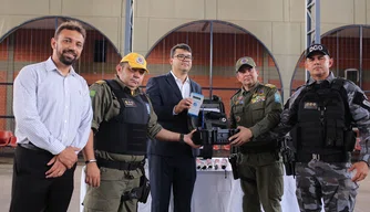 Secretário Chico Lucas em solenidade no Quartel da PM-PI.