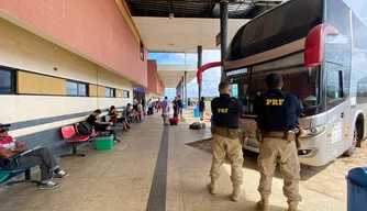 Ação educativa da PRF nas rodoviárias de Piripiri e Floriano.