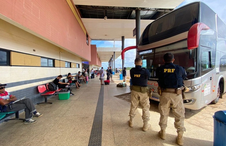 Ação educativa da PRF nas rodoviárias de Piripiri e Floriano.