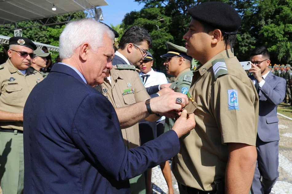 Vice Governador Themístocles Filho entregando medalhas do mérito operacional