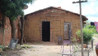 Moradores no terreno de João Claudino