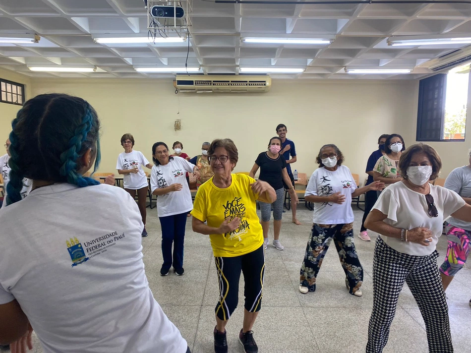 Idosos participando do Programa da Universidade Aberta