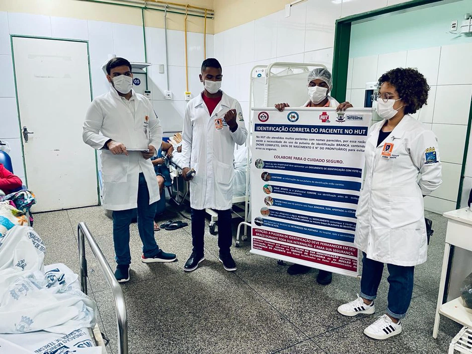 Alunos de enfermagem realizando a extensão