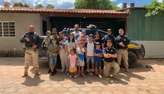 Crianças com os agentes da PRF
