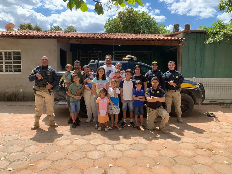 Crianças com os agentes da PRF