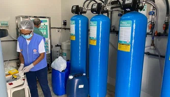 Vigilância Sanitária coleta amostras de água para análise.