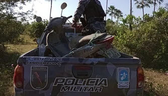 Motocicleta é recuperada em matagal em Campo Maior.