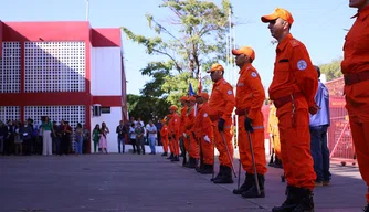 Governador Rafael Fonteles promove 40 bombeiros durante solenidade.