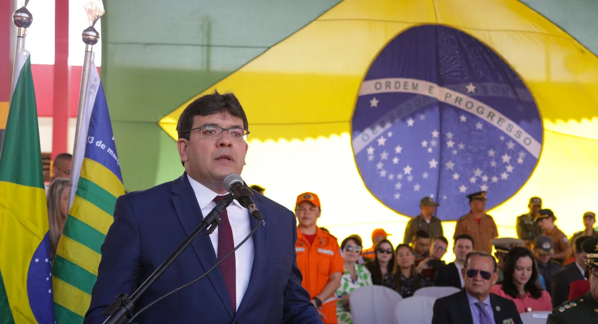 Governador Rafael Fonteles promove 40 bombeiros durante solenidade.