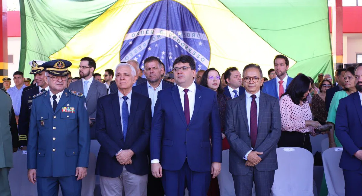 Governador Rafael Fonteles promove 40 bombeiros durante solenidade.