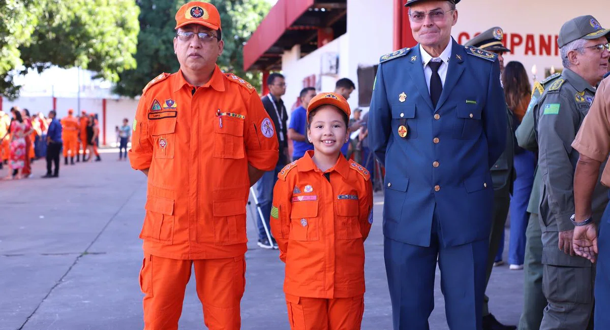 Governador Rafael Fonteles promove 40 bombeiros durante solenidade.