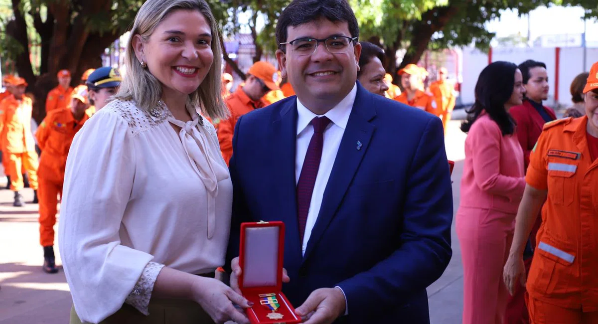 Governador Rafael Fonteles promove 40 bombeiros durante solenidade.